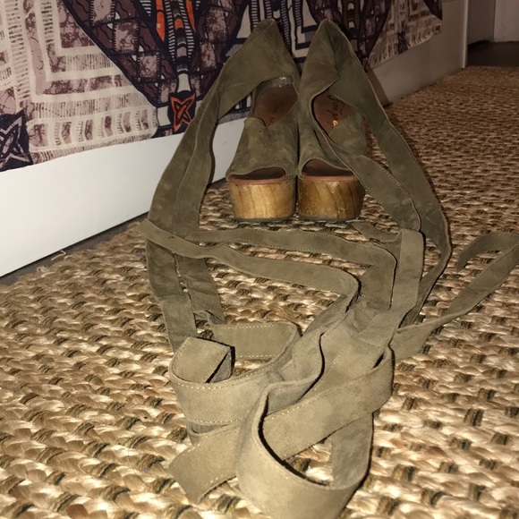 Free People suede tie up clogs/platforms - Picture 3 of 4